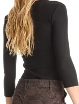 Remera de tejido rib marca Elie Tahari, con cuello redondo y mangas tres cuartos. Presenta un diseño ajustado al cuerpo y un pequeño avío metálico con logo en el ruedo.