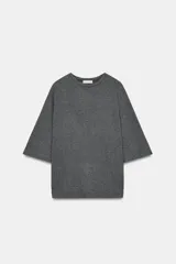 Remera oversize gris melange de tejido fluido, con cuello redondo y mangas cortas amplias.