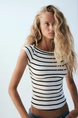 Camiseta slim fit de cuello barco y manga corta, con diseño de rayas horizontales en color blanco y negro.