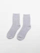 Medias de acrílico color lila con diseño calado.