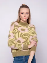 Sweater de punto color naranja y rosa con diseño de jacquard, textura peludita, manga larga y cuello alto.