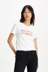 Remera blanca de algodón con logo de Levi's estampado en el frente con diseño de playa en colores pastel.