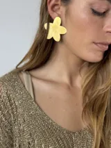 Aros dorados con forma de flor.