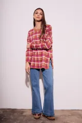 Sweater marrón con estampado de cuadros fucsia y blancos, de corte holgado y mangas largas.