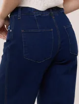 Jean de tiro alto y pierna ancha de denim azul oscuro, con cinco bolsillos y pretina trasera elastizada.