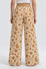 Pantalón ancho de algodón con cintura alta y bolsillos laterales, con estampado floral en tonos azules sobre fondo claro.