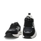 Championes Umbro Refine de estilo urbano, color negro con detalles en blanco, suela chunky y el logo de la marca en el lateral.