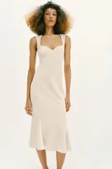 Vestido midi verde lima, sin mangas, con escote corazón y bajo evasé.