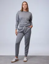 Conjunto deportivo gris compuesto por un buzo de cuello redondo y un pantalón jogger con cintura elastizada y cordón de ajuste.