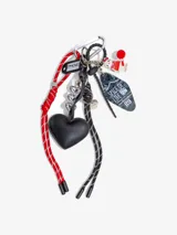 Llavero con dije de corazón negro, dijes de corazones plateados, dije con la frase "Spice of Life" y figura de Hello Kitty.