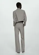 Pantalon de vestir de tiro alto con diseño acampanado, confeccionado en tejido de poliéster y viscosa. Presenta trabillas en la cintura, bolsillos laterales y costuras decorativas frontales.