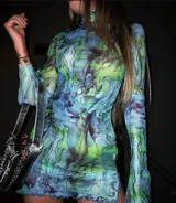 Minivestido de microtul celeste con estampado floral en tonos verdes y violetas, de mangas largas y cuello alto.