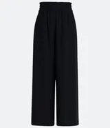 Pantalón pantacourt negro de poliéster con cintura elástica y bolsillos cuadrados.