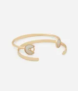 Kit de dos brazaletes rígidos en tono dorado. Uno de los brazaletes presenta un diseño liso y minimalista, mientras que el otro cuenta con extremos abiertos decorados con nácar y un pequeño detalle de strass central.