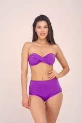 Conjunto de bikini con corpiño triangular estampado con motivos geométricos y bombacha tiro alto color verde liso.