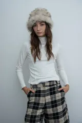 Polera de cuello alto en color blanco, con diseño ajustado y costuras decorativas verticales en el frente.