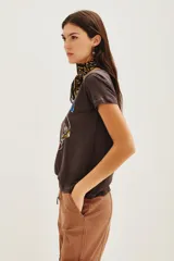 Remera de algodón color gris oscuro con estampa frontal estilo vintage que incluye un tigre, texto en azul y rojo, y diseño gráfico circular.