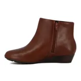Bota corta marrón de cuero sintético con cierre lateral, detalle de logo dorado y taco chino.