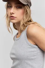 Musculosa de calce ajustado confeccionada en tejido acanalado, con escote redondo y detalle de puntilla en el escote y las sisas.