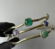 Gargantilla plateada de tres hilos con piedras redondas y cuadradas de color blanco, verde y celeste.