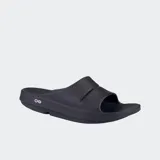 Sandalias de recuperación OOFOS modelo Ooahh, color negro, con diseño ergonómico y tecnología OOfoam para mayor absorción de impacto y soporte del arco plantar.