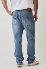 Pantalón de jean color celeste claro, de corte regular y estilo clásico.