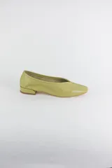Mocasines de cuero metalizado color gris, con diseño de punta cuadrada y costura central fruncida en la capellada.