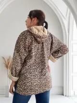 Buzo con capucha y cierre de cremallera, con estampado animal print de leopardo y puños de piel sintética color crema.