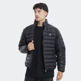 Campera puffer negra con cierre frontal, cuello alto y diseño acolchado horizontal. Cuenta con logo pequeño en el pecho.