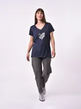 Remera verde militar con cuello redondo y estampado frontal con la frase "Do Not Disturb" en letras blancas.