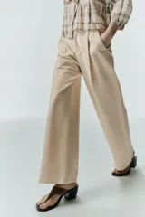 Pantalón de tiro alto con pinzas delanteras, bolsillos frontales y pernera recta. Cuenta con cierre frontal de cremallera, botón interior y gancho.