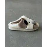 Pantuflas de peluche con diseño de vaca, confeccionadas en piel sintética suave. Cuentan con suela de goma antideslizante y diseño abierto en el talón.