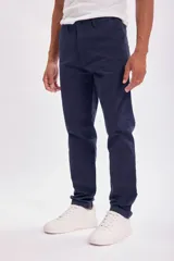 Pantalón estilo chino en color azul marino, confeccionado con tejido que incluye elastano para mayor comodidad y libertad de movimiento. Presenta un corte clásico y ajuste cómodo.