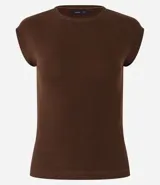 Blusa de manga corta, cuello redondo y corte ajustado, confeccionada en tejido rib de algodón.