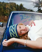 Pulsera de eslabones plateados con dijes colgantes en forma de estrella con esmalte de colores (rojo, negro, amarillo, azul, verde) y un diseño de boca abierta en el centro de cada estrella.