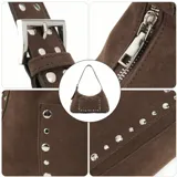 Cartera tipo hobo de gamuza color marrón, con detalle de tachas metálicas plateadas en el bolsillo frontal, los laterales y la correa de hombro.