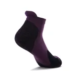 Medias soquetes deportivas Diadora, color morado oscuro con zonas de refuerzo en negro en el talón y la puntera. Presentan un tirador en el talón para facilitar el calce.