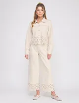 Chaqueta color beige de suede marca Allie Rose, con cuello con solapa, abertura central con botones, bolsillos delanteros y ruedo con diseño calado.