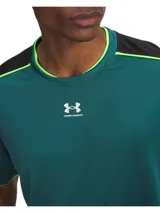 Remera deportiva Under Armour de la colección Challenger, color verde petróleo con detalles en negro y ribetes en verde neón. Presenta cuello redondo, mangas cortas y paneles de malla en las axilas para mayor ventilación. Confeccionada en tejido técnico de secado rápido con tecnología de control de olores.