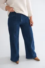 Jean de corte recto y tiro medio, confeccionado en denim azul oscuro. Presenta costuras verticales decorativas a lo largo de cada pierna y diseño de cinco bolsillos.