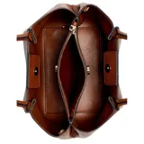 Cartera tipo satchel de mujer marca Guess, color marrón (cognac), confeccionada en poliuretano texturizado. Presenta dos asas superiores y una correa ajustable y removible para llevar al hombro o cruzada. Incluye un dije colgante decorativo con el logo de la marca.