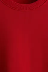 Buzo rojo de cuello redondo, con hombros caídos y remate acanalado en puños y bajo. Confeccionado en tejido de mezcla de algodón de peso medio con interior cepillado suave.