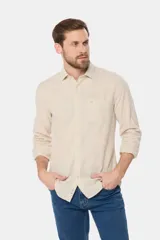 Camisa celeste de lino de manga larga con bolsillo en el pecho y botones personalizados.