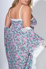 Bata estampada con flores en tonos celeste, rosa y verde, con detalles de puntilla blanca en mangas y ruedo.