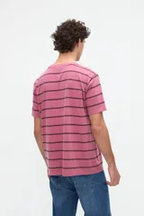 Remera de manga corta en color rosado, confeccionada en jersey de algodón lavado con diseño de rayas horizontales oscuras y un pequeño bordado en el pecho.