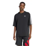 Remera Adidas de corte holgado, color negro, con cuello redondo y mangas cortas. Presenta las icónicas tres tiras blancas en los hombros y el logo del trébol bordado en el pecho.