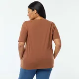 Remera marrón con cuello en V y mangas cortas.