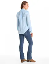 Camisa de satén color celeste, con cuello clásico, cierre frontal con botones y mangas largas con puños abotonados.