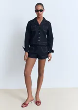 Short de denim azul oscuro con tiro alto y bolsillos de parche delanteros.