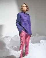 Pantalón elastizado color uva con estampado de cañas en tinta látex brillante al tono, de tiro alto, pretina ancha y bolsillos laterales.